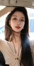 车拍女生，笑容灿烂的长发气质女生汽车内自拍美照图集