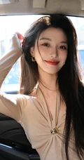 车拍女生，笑容灿烂的长发气质女生汽车内自拍美照图集