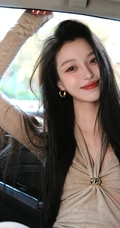 车拍女生，笑容灿烂的长发气质女生汽车内自拍美照图集