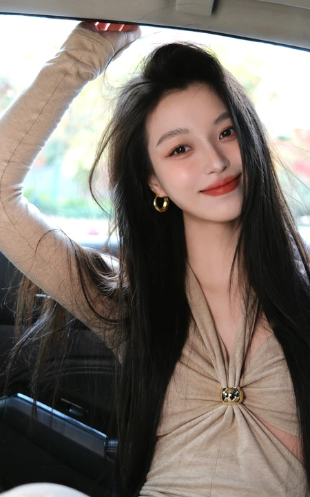 车拍女生，笑容灿烂的长发气质女生汽车内自拍美照图集