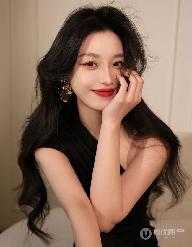车拍女生，笑容灿烂的长发气质女生汽车内自拍美照图集