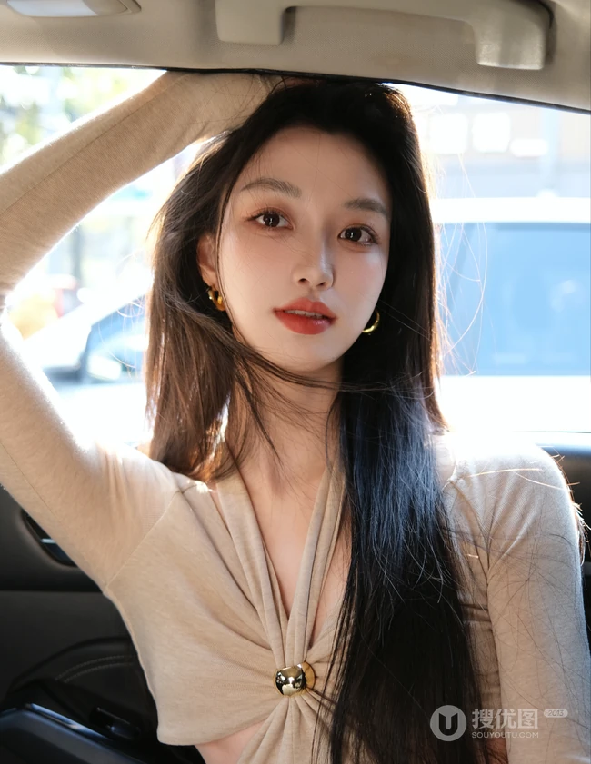 车拍女生，笑容灿烂的长发气质女生汽车内自拍美照图集