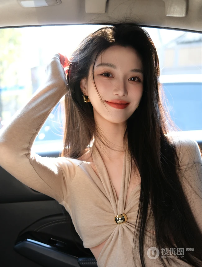 车拍女生，笑容灿烂的长发气质女生汽车内自拍美照图集
