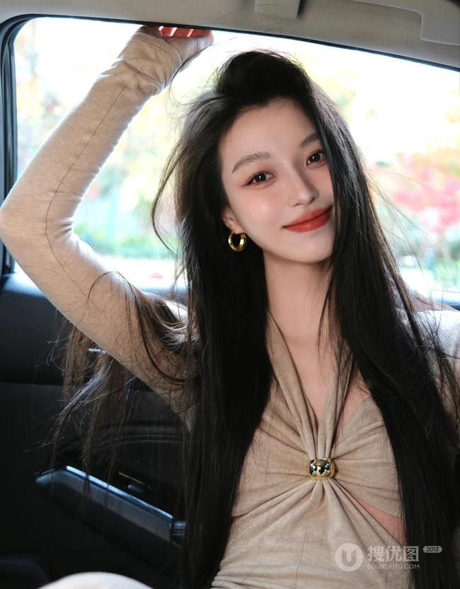 车拍女生，笑容灿烂的长发气质女生汽车内自拍美照图集