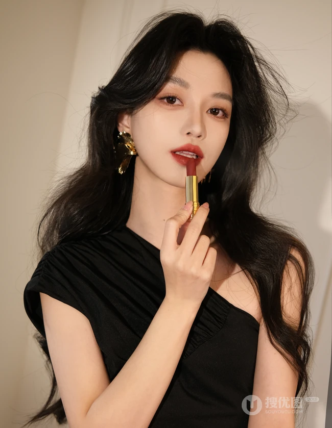车拍女生，笑容灿烂的长发气质女生汽车内自拍美照图集