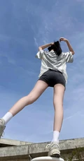 俯瞰视觉，超火的紧身短裤，美腿小姐姐高清手机壁纸