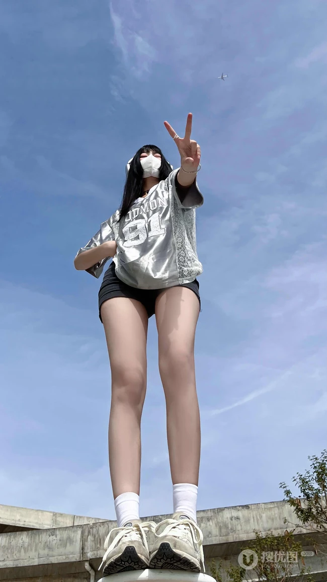 俯瞰视觉，超火的紧身短裤，美腿小姐姐高清手机壁纸