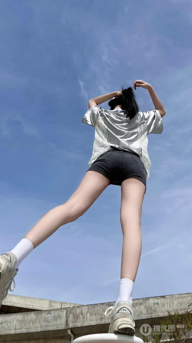 俯瞰视觉，超火的紧身短裤，美腿小姐姐高清手机壁纸