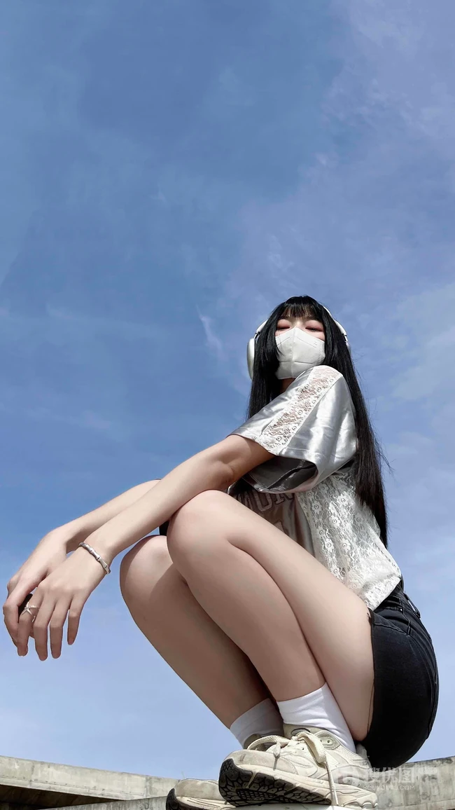 俯瞰视觉，超火的紧身短裤，美腿小姐姐高清手机壁纸