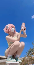 粉色头发，俯瞰视觉，超火的牛仔裤，短裤性感美女户外写真手机壁纸