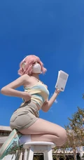 粉色头发，俯瞰视觉，超火的牛仔裤，短裤性感美女户外写真手机壁纸