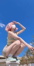 粉色头发，俯瞰视觉，超火的牛仔裤，短裤性感美女户外写真手机壁纸
