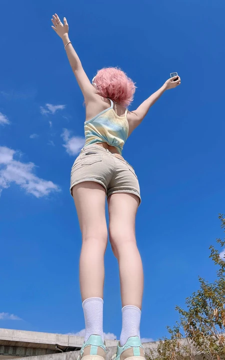 粉色头发，俯瞰视觉，超火的牛仔裤，短裤性感美女户外写真手机壁纸