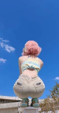 粉色头发，俯瞰视觉，超火的牛仔裤，短裤性感美女户外写真手机壁纸