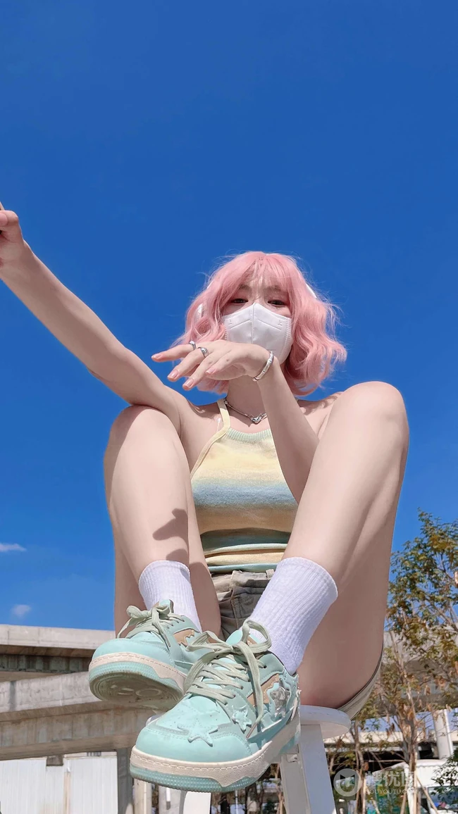 粉色头发，俯瞰视觉，超火的牛仔裤，短裤性感美女户外写真手机壁纸