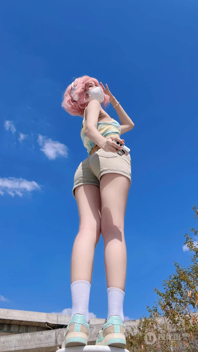 粉色头发，俯瞰视觉，超火的牛仔裤，短裤性感美女户外写真手机壁纸