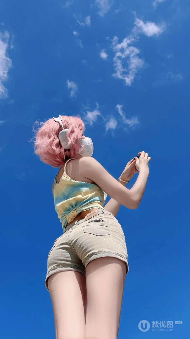 粉色头发，俯瞰视觉，超火的牛仔裤，短裤性感美女户外写真手机壁纸