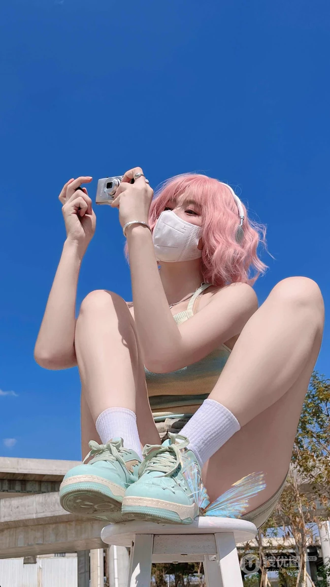 粉色头发，俯瞰视觉，超火的牛仔裤，短裤性感美女户外写真手机壁纸