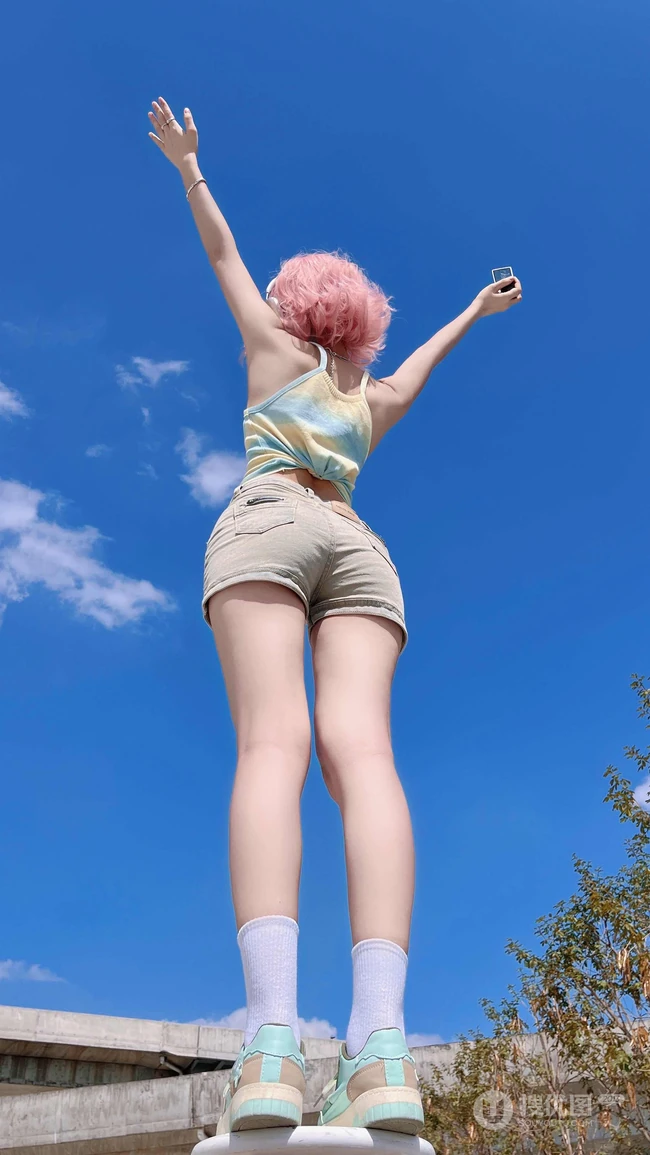 粉色头发，俯瞰视觉，超火的牛仔裤，短裤性感美女户外写真手机壁纸