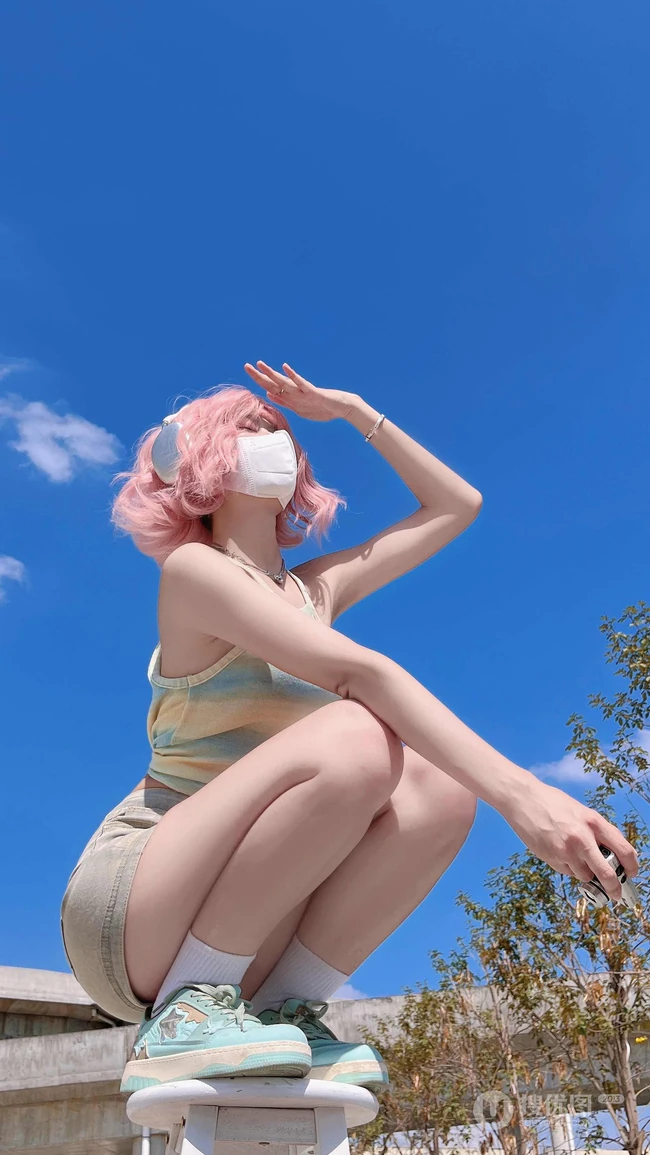 粉色头发，俯瞰视觉，超火的牛仔裤，短裤性感美女户外写真手机壁纸