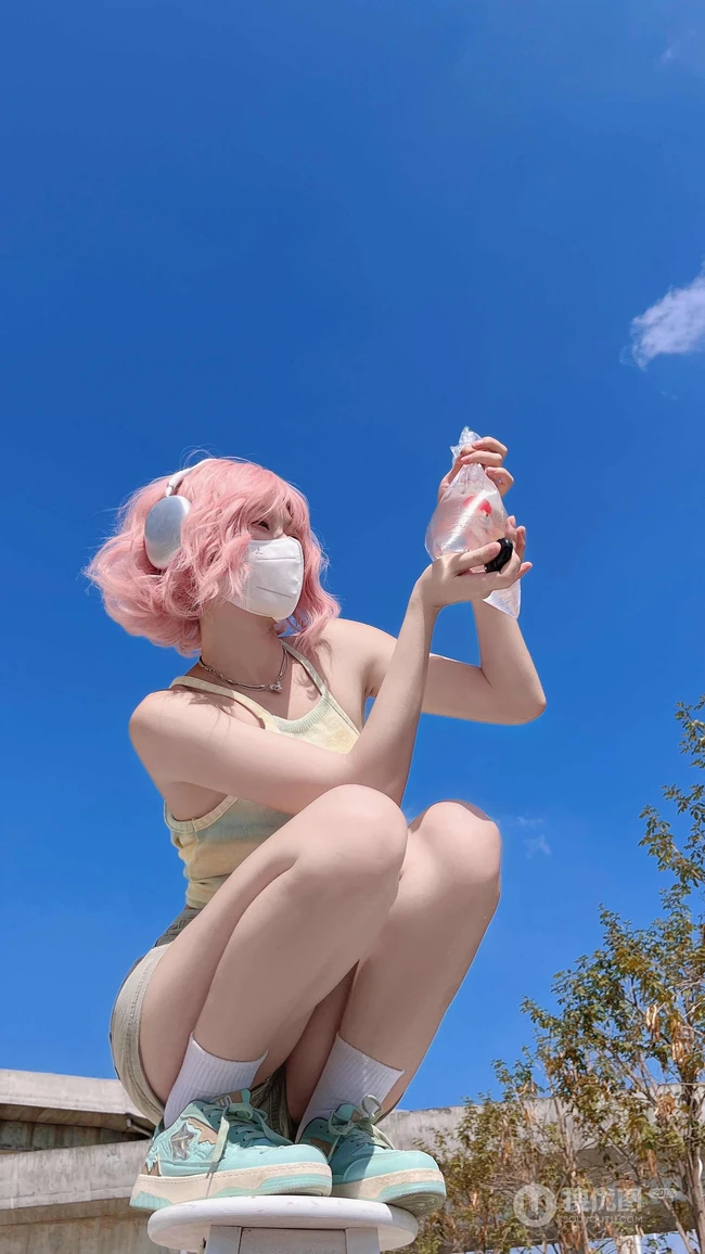 粉色头发，俯瞰视觉，超火的牛仔裤，短裤性感美女户外写真手机壁纸