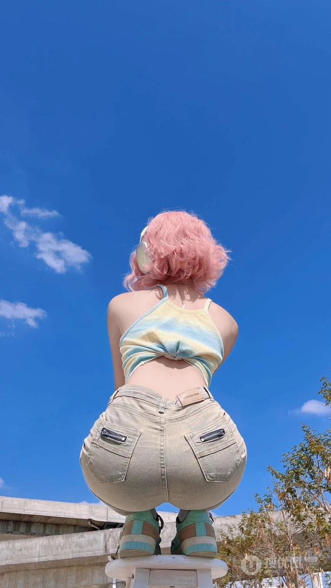 粉色头发，俯瞰视觉，超火的牛仔裤，短裤性感美女户外写真手机壁纸