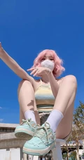 粉色头发，俯瞰视觉，超火的牛仔裤，短裤性感美女户外写真手机壁纸