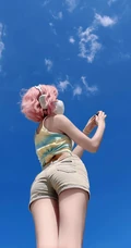 粉色头发，俯瞰视觉，超火的牛仔裤，短裤性感美女户外写真手机壁纸