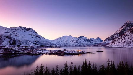黄昏时分雪山湖岛唯美自然风景壁纸