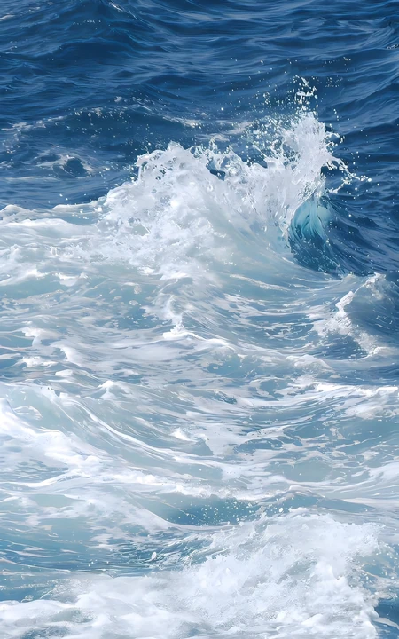 湛蓝海面翻涌白色浪花清新自然海景