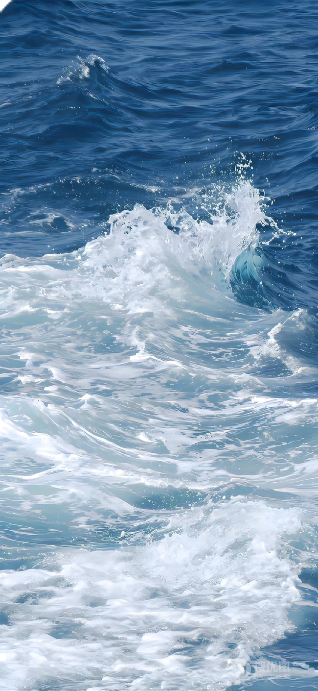 湛蓝海面翻涌白色浪花清新自然海景