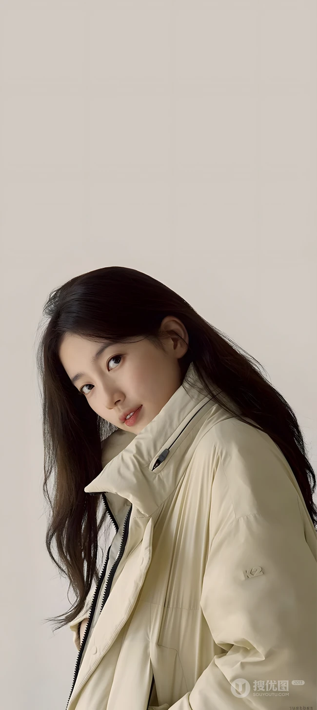 温柔长发美女米白外套简约氛围感写真