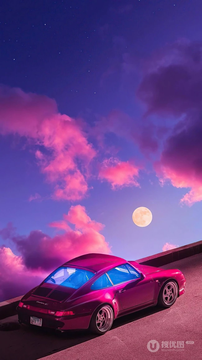 粉紫月夜下停驻的复古保时捷跑车