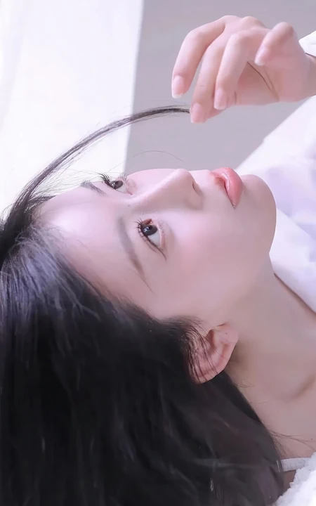 清新白衫长发女生温柔仰拍唯美写真