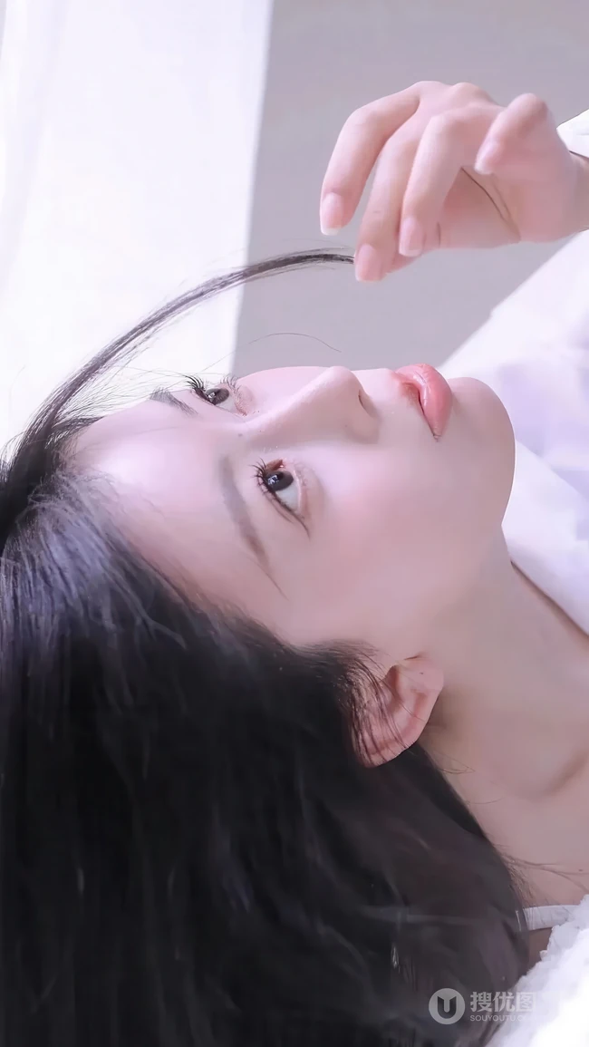 清新白衫长发女生温柔仰拍唯美写真