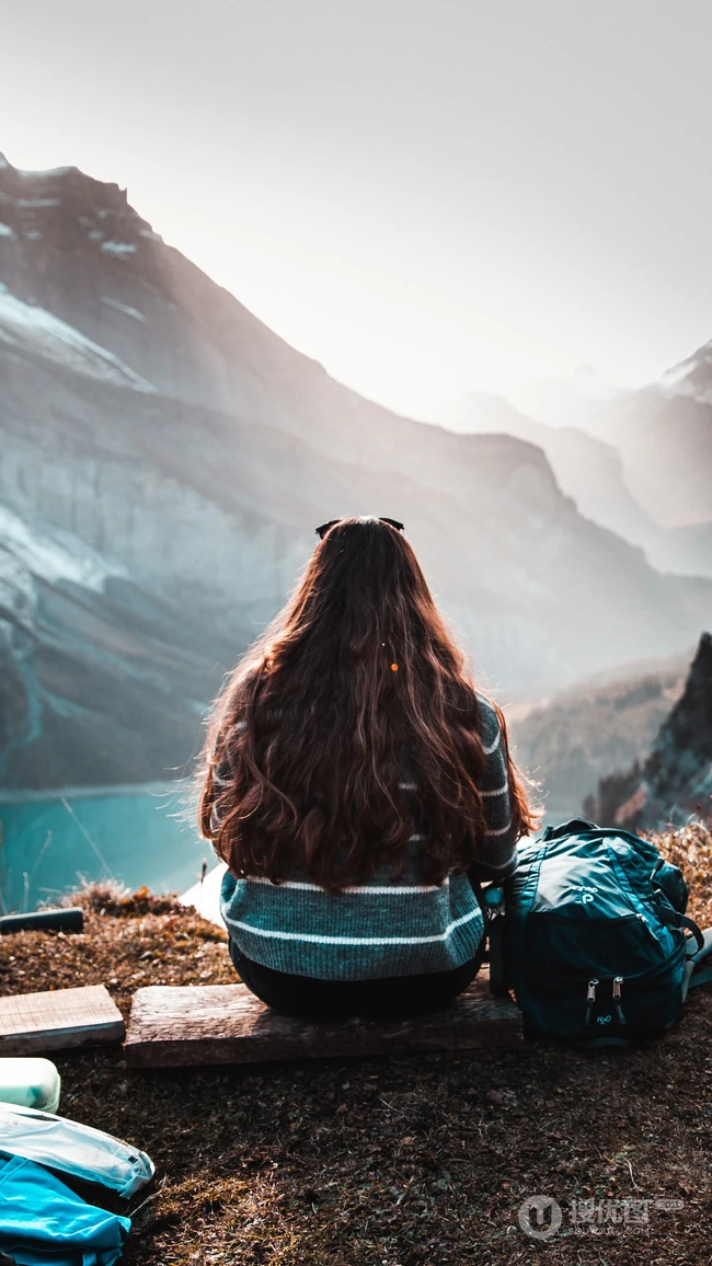 女生坐山顶眺望高山湖泊户外风景