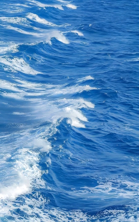 湛蓝海面翻涌白色海浪清新自然风景