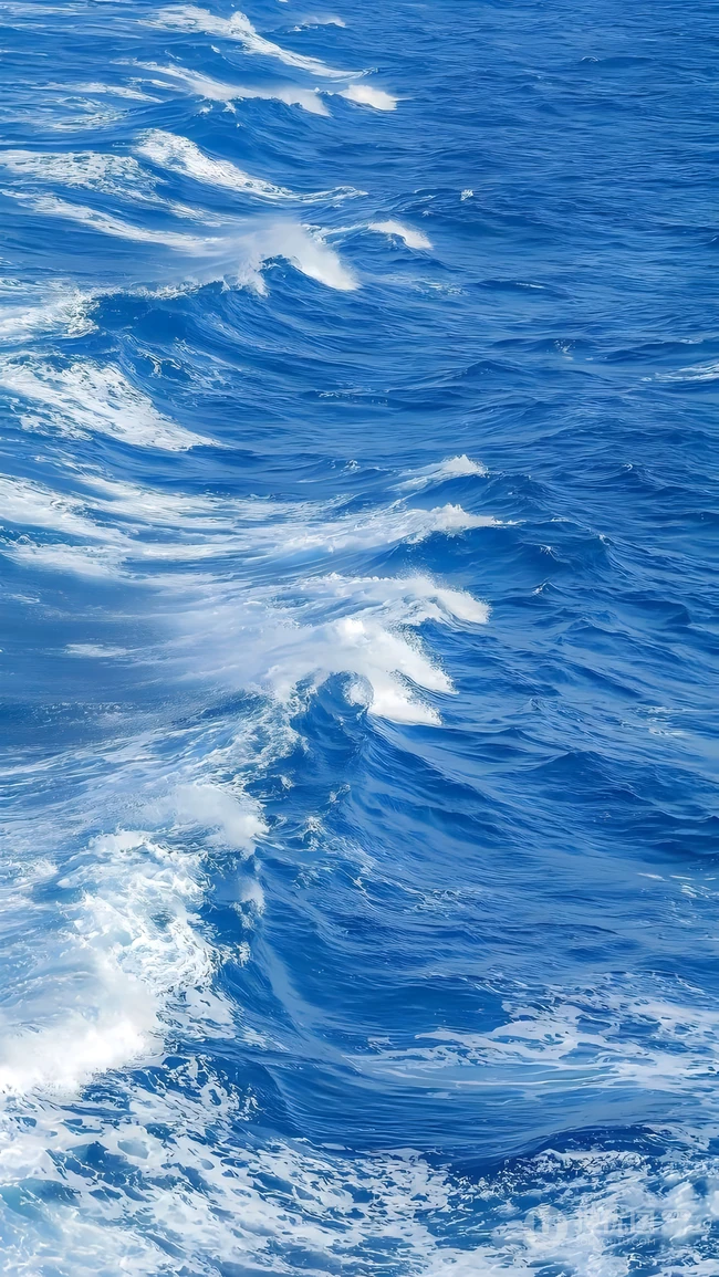 湛蓝海面翻涌白色海浪清新自然风景