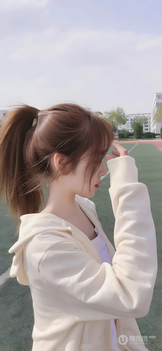 操场高马尾清纯少女侧脸随拍