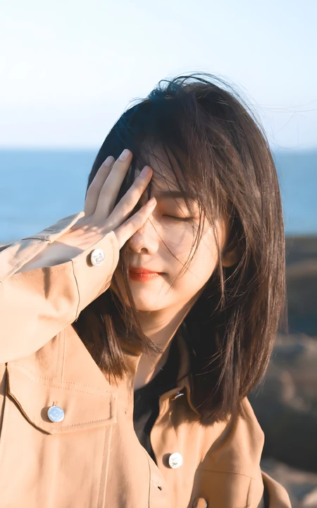 海边暖阳下温柔短发女生氛围感写真