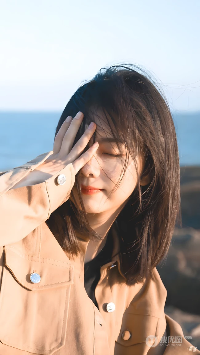 海边暖阳下温柔短发女生氛围感写真