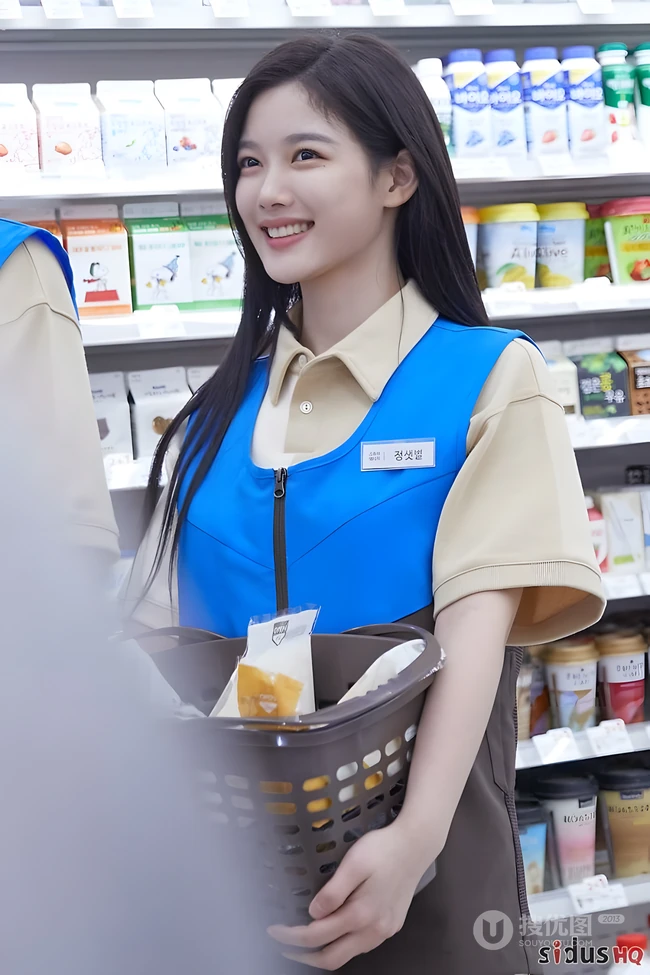 金裕贞便利店新星清新打工造型合集