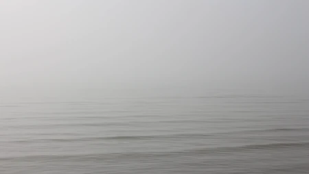 雾色朦胧平静海面简约高级风景壁纸