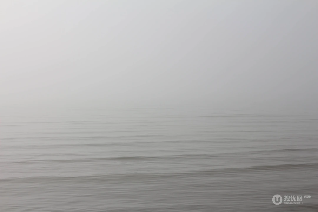 雾色朦胧平静海面简约高级风景壁纸