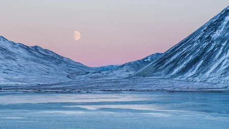 冬日冰封湖面雪山明月自然风景壁纸