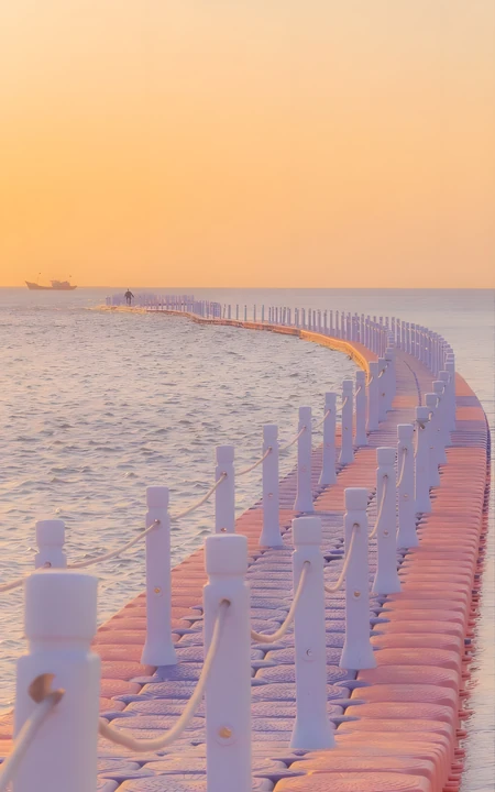 黄昏日落海面蜿蜒浮桥治愈风景