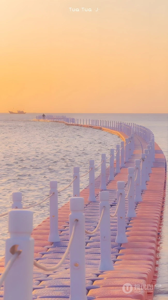 黄昏日落海面蜿蜒浮桥治愈风景