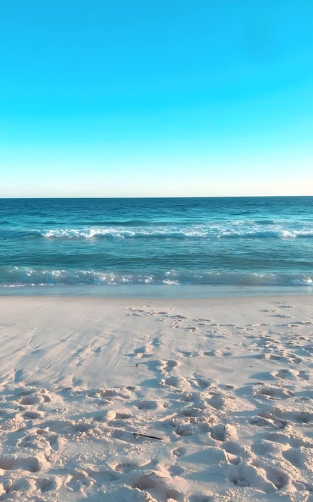 晴朗蓝天碧海沙滩清新海滨自然风光