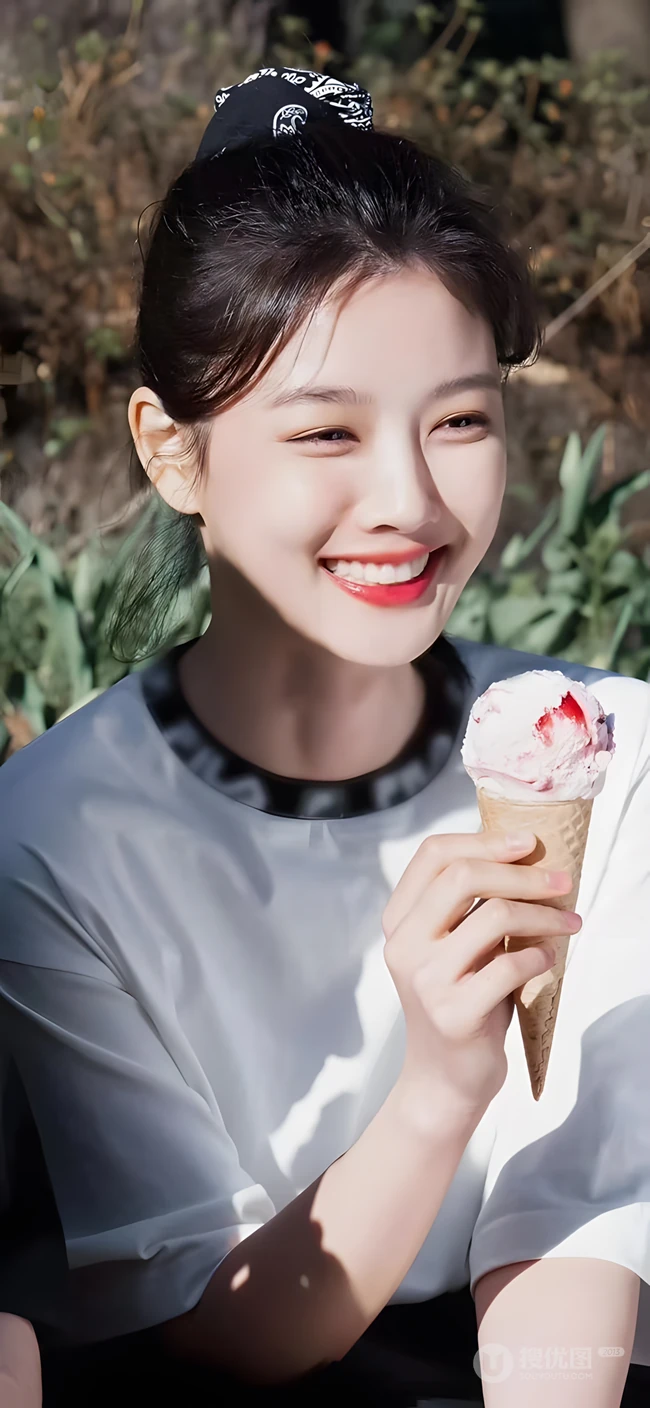 户外阳光下手拿冰淇淋的甜美治愈美女