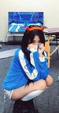 戴恶魔发箍少女日常休闲风室内写真组图